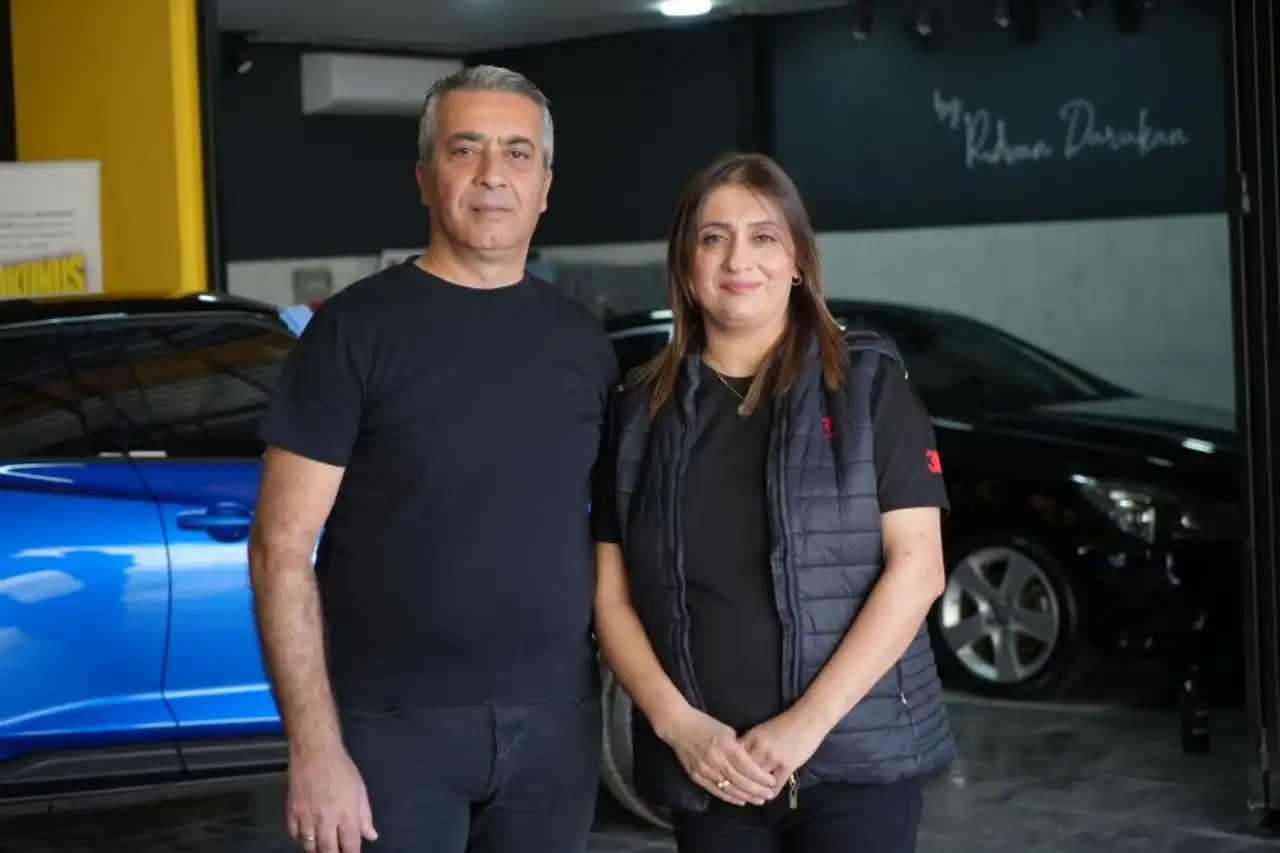 antalyada-3-cocuk-annesi-kadin-isterse-yapar-dedi-oto-boya-ustasi-oldu.webp