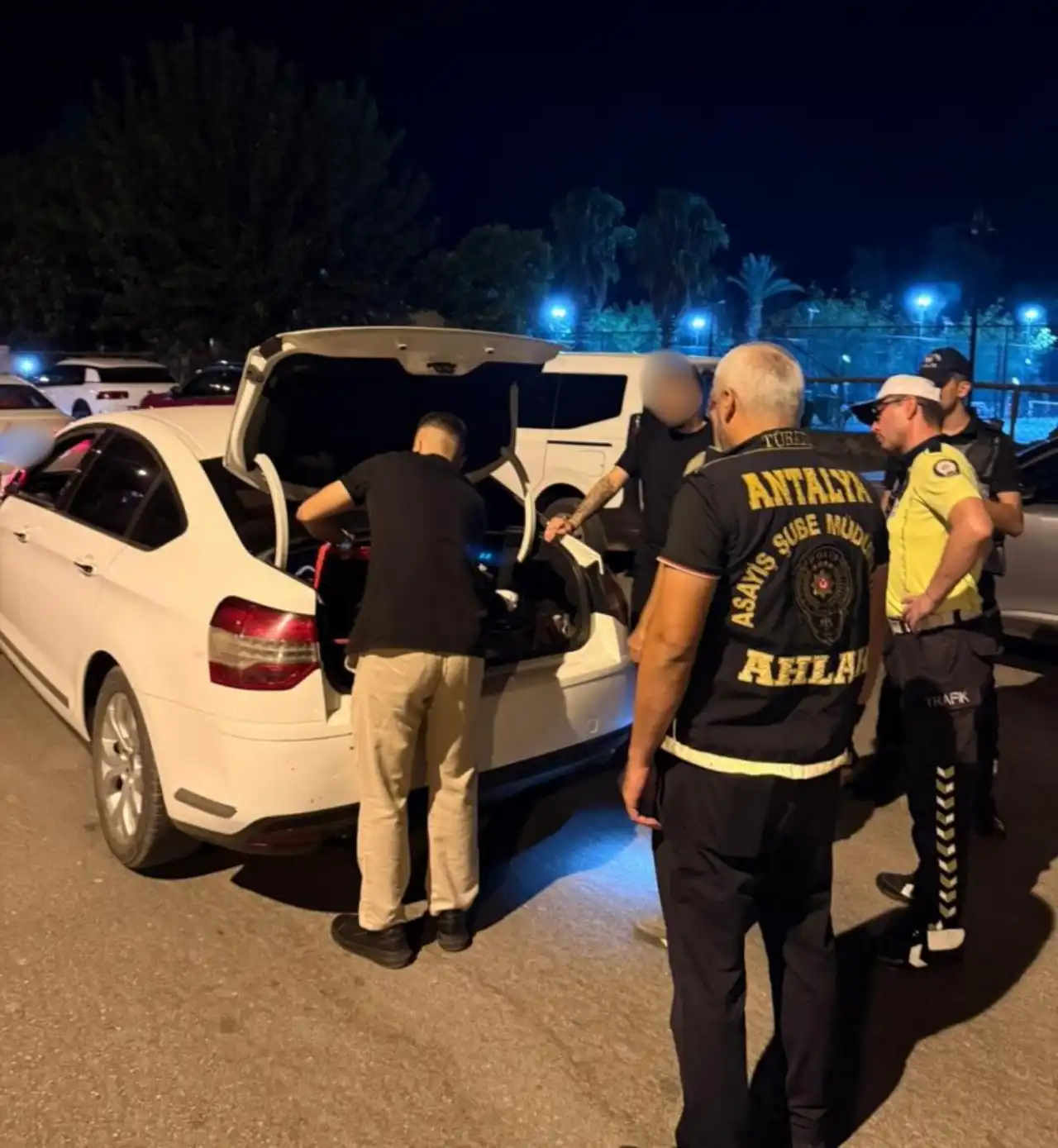 antalyada-huzur-sahiller-denetimi-60-binden-fazla-kisi-sorgulandi-4.webp