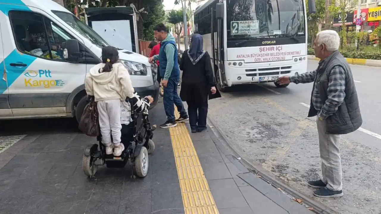 manavgatta-ptt-araclari-engelli-yolunu-kapatti-engelli-vatandas-tepki-gosterdi-2.webp