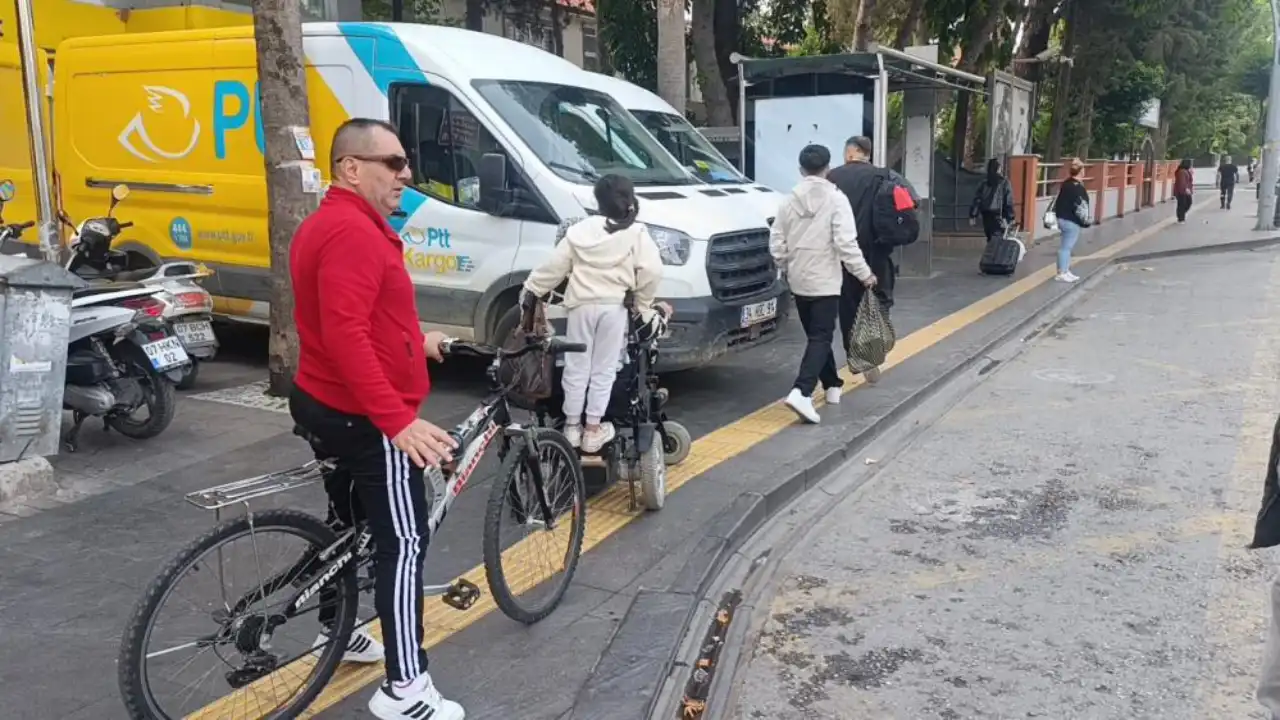 manavgatta-ptt-araclari-engelli-yolunu-kapatti-engelli-vatandas-tepki-gosterdi-3.webp