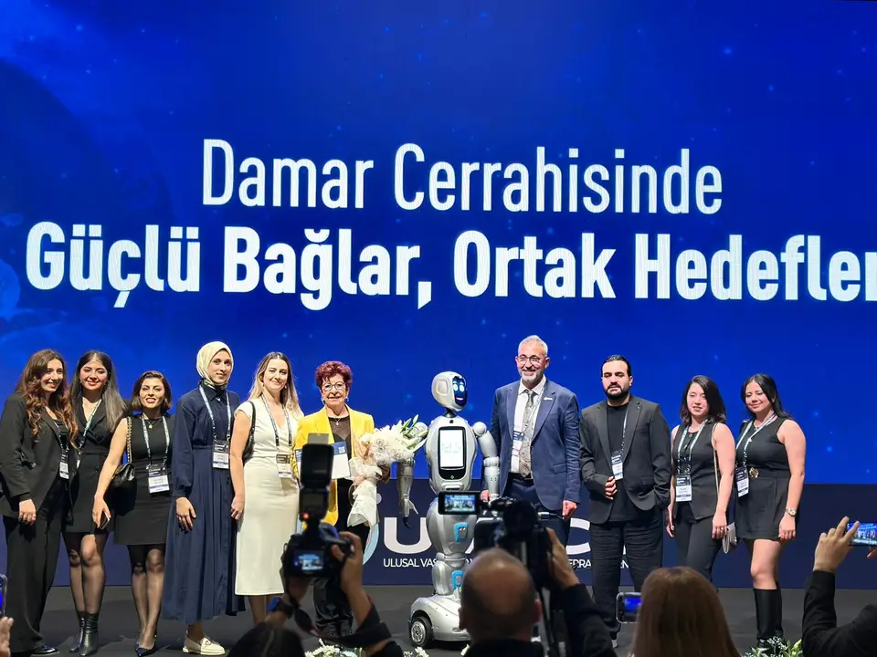 antalyada-robot-buki-kongre-sahnesindeydi-teknoloji-dokunur-insan-iyilestirir-2.webp