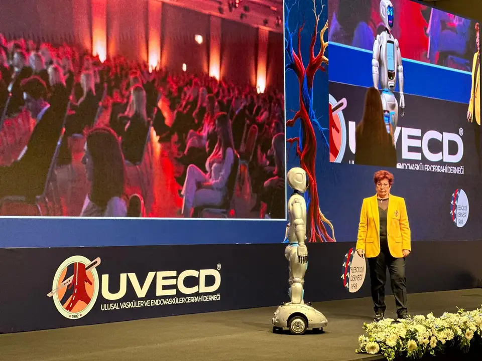 antalyada-robot-buki-kongre-sahnesindeydi-teknoloji-dokunur-insan-iyilestirir-3.webp