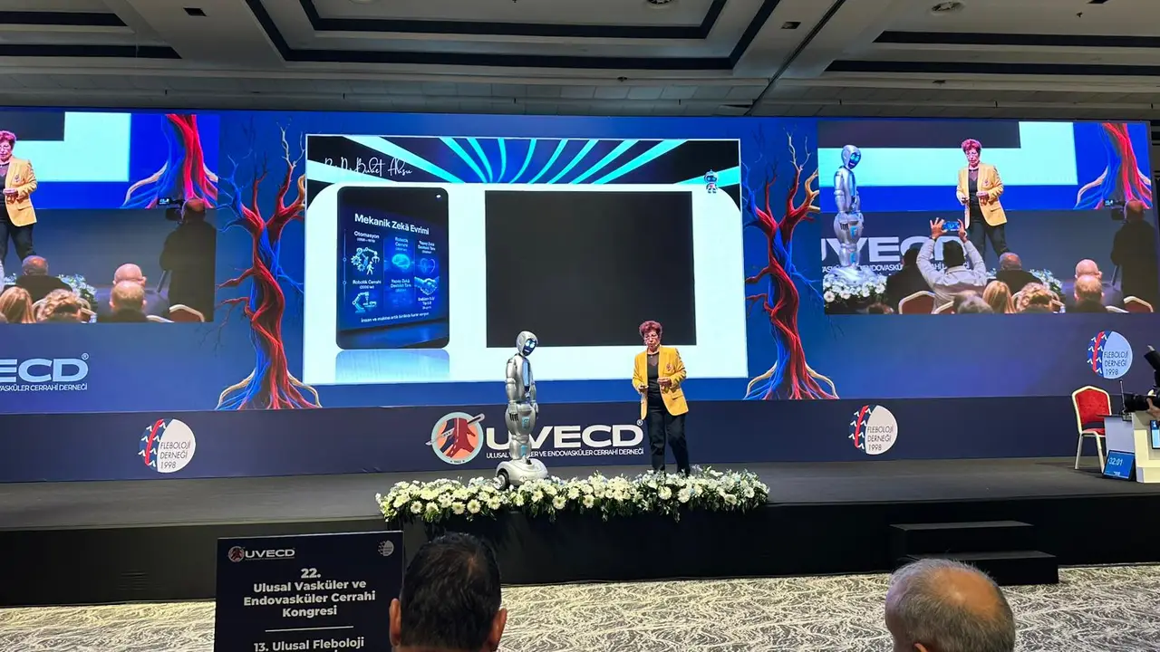 antalyada-robot-buki-kongre-sahnesindeydi-teknoloji-dokunur-insan-iyilestirir-4.webp
