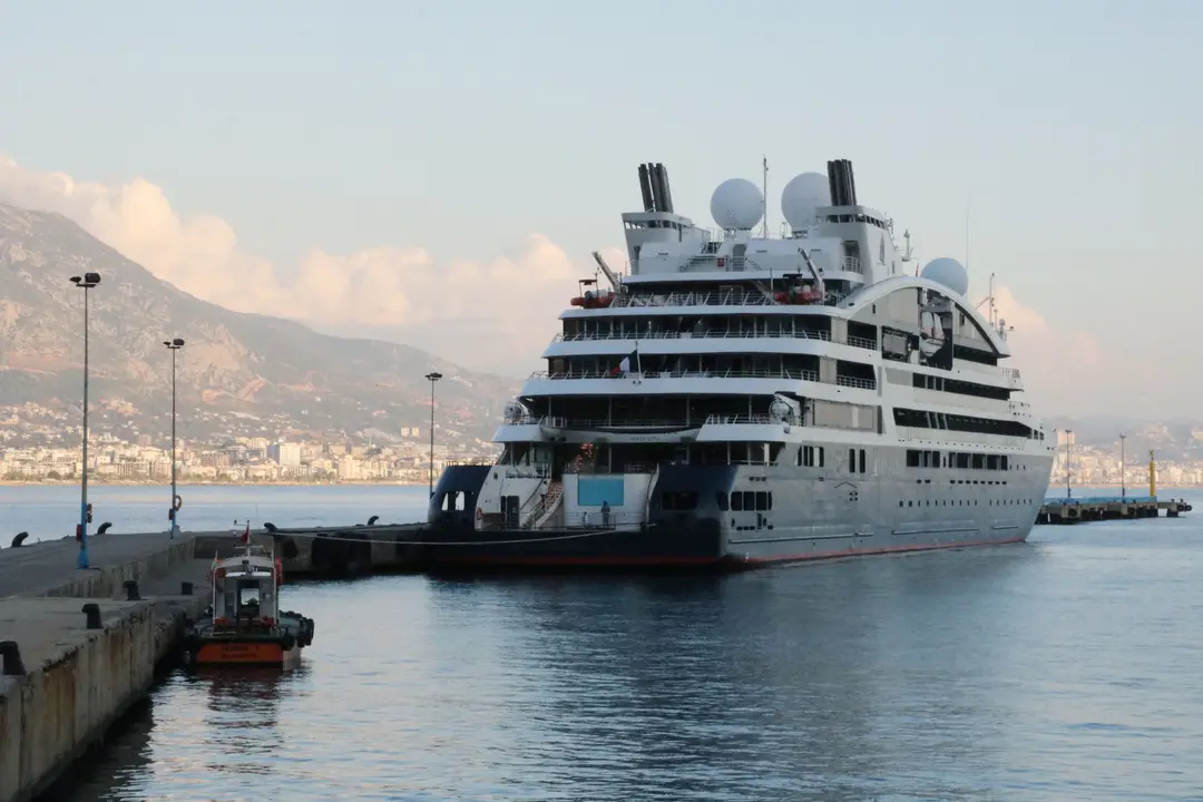 fransa-bayrakli-luks-gemi-alanyada-turistler-ilceye-hayran-kaldi-2.webp