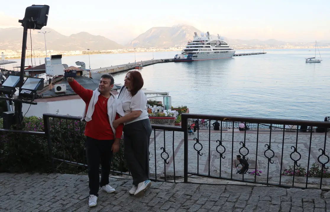 fransa-bayrakli-luks-gemi-alanyada-turistler-ilceye-hayran-kaldi-3.webp