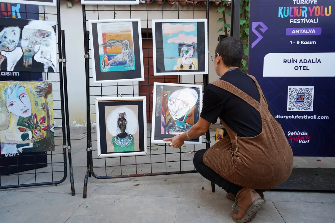 kultur-yolunda-sergi-acti-firtinada-120-resmini-kaybetti-3.webp
