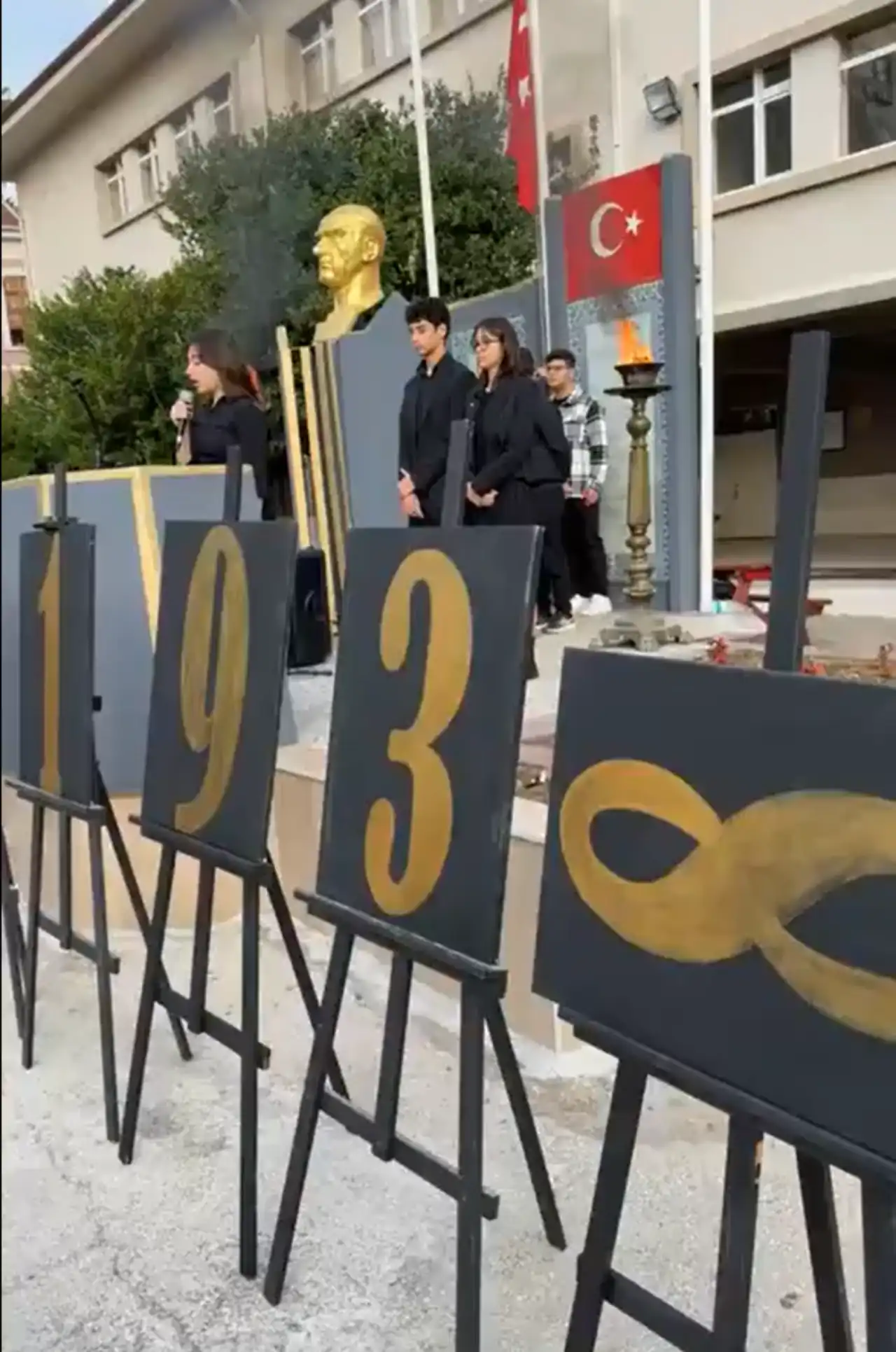 antalya-lisesi-atasini-unutmadi-ogrencilerden-duygu-yuklu-10-kasim-2.webp