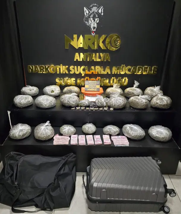 antalyada-sokak-zehrine-operasyon-17-kilo-uyusturucu-21-bin-sentetik-madde-4.webp