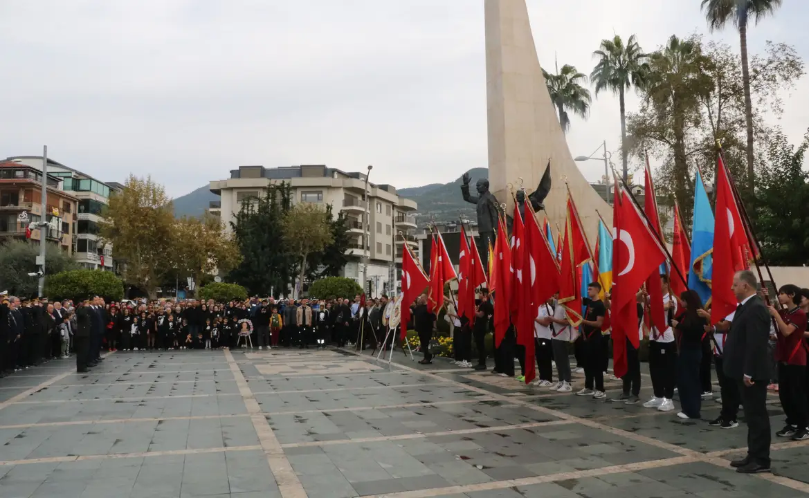 ataturk-alanyada-gozyaslariyla-anildi-5.webp