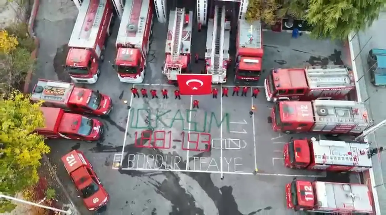 burdur-itfaiyesinden-gorenleri-duygulandiran-10-kasim-anmasi.webp