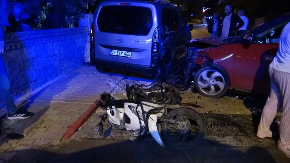 antalyada-kazada-motosiklet-surucusunun-feryatlari-mahalleyi-inletti.webp