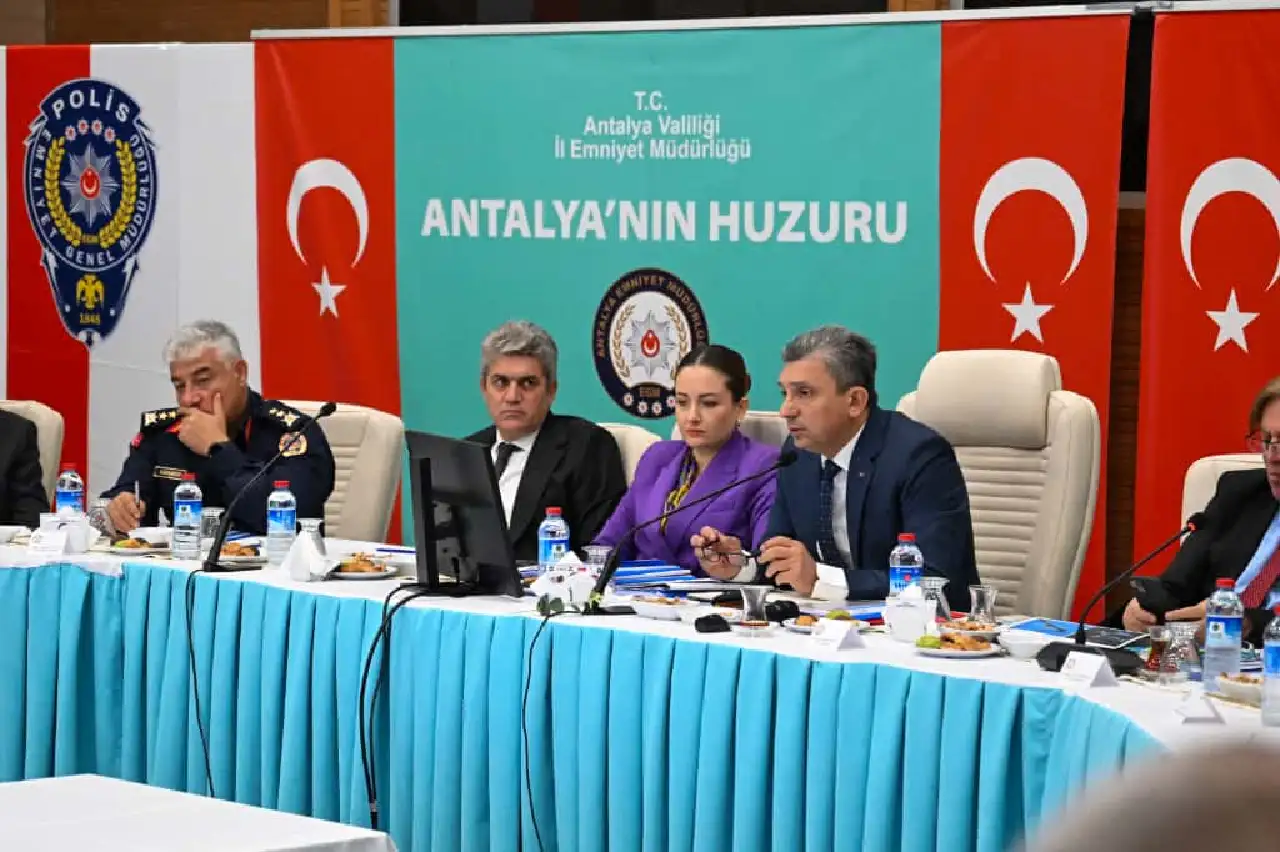 antalyada-kis-hazirligi-basladi-kar-firtina-ve-sel-icin-alarm-plani12-1.webp