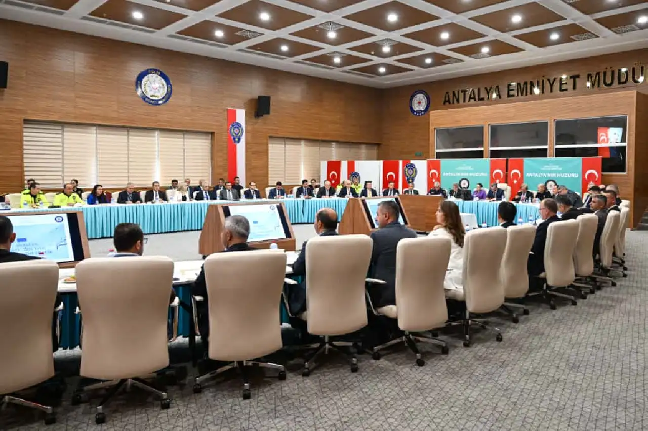 antalyada-kis-hazirligi-basladi-kar-firtina-ve-sel-icin-alarm-plani12-2.webp