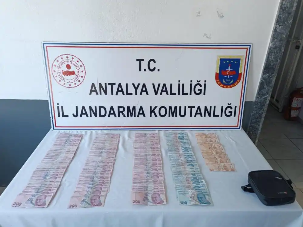 manavgatta-16-yasindaki-cocuk-arabanin-camini-kirdi-50-bin-tlyi-caldi-2.webp