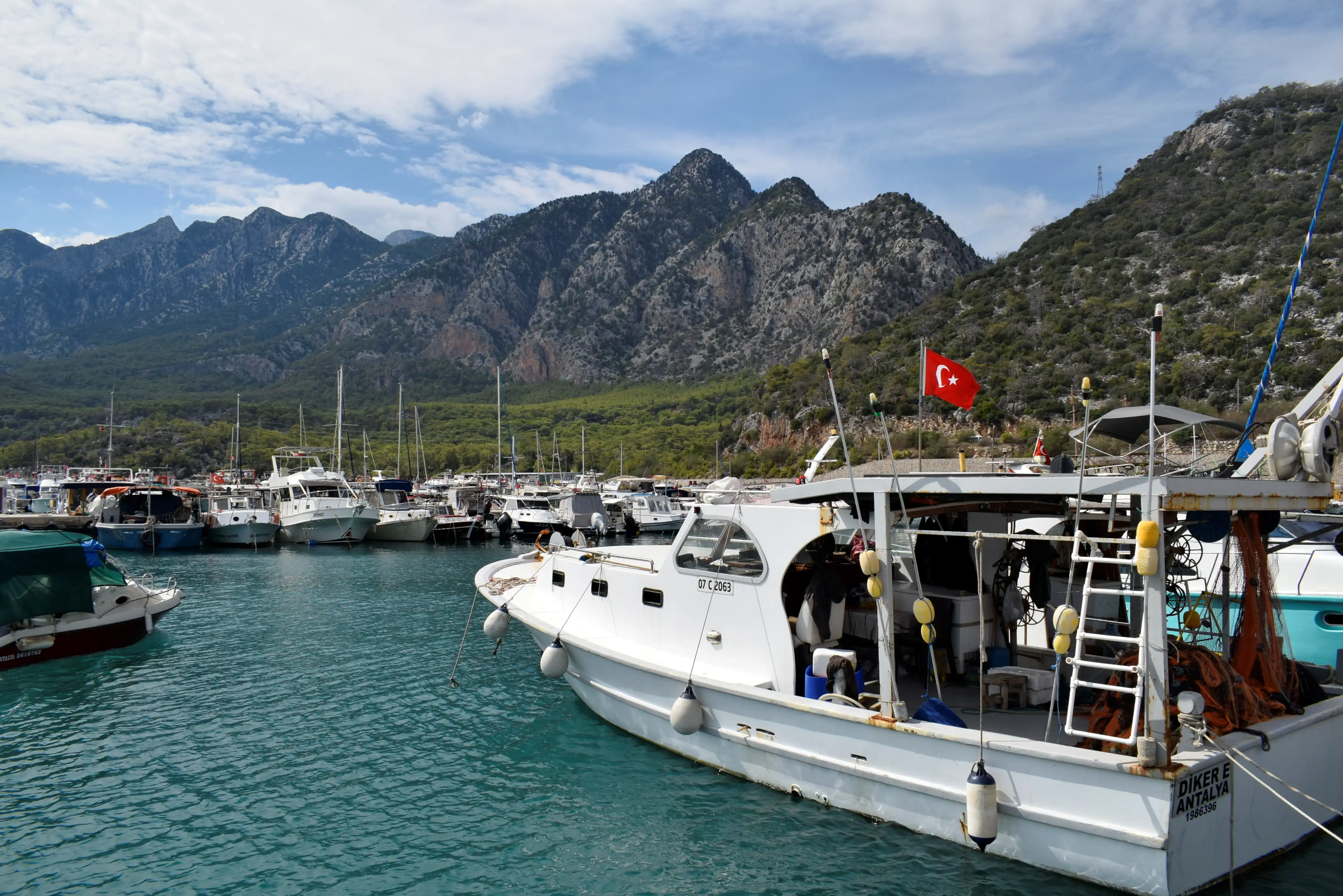 antalya-balikci-barinaginda-kriz-bitmiyor-balikcilar-isgalci-biz-degiliz-2.webp