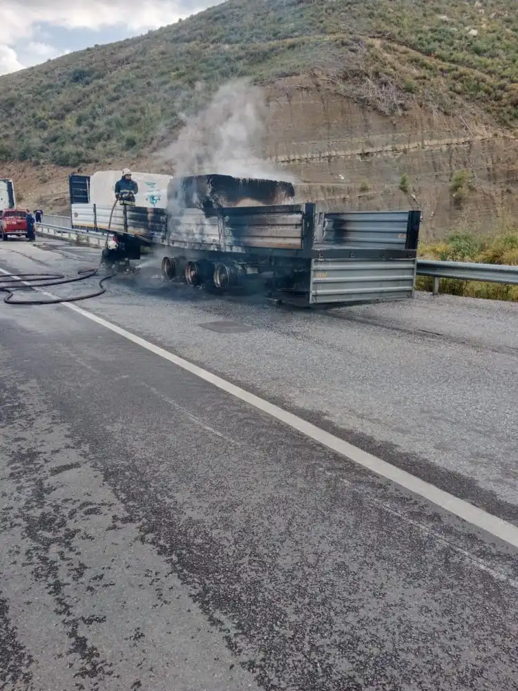konya-antalya-yolunda-facianin-esiginden-donuldu-tir-dorsesi-alev-alev-yandi-2.webp