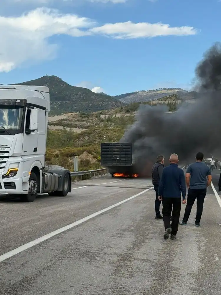 konya-antalya-yolunda-facianin-esiginden-donuldu-tir-dorsesi-alev-alev-yandi-3.webp
