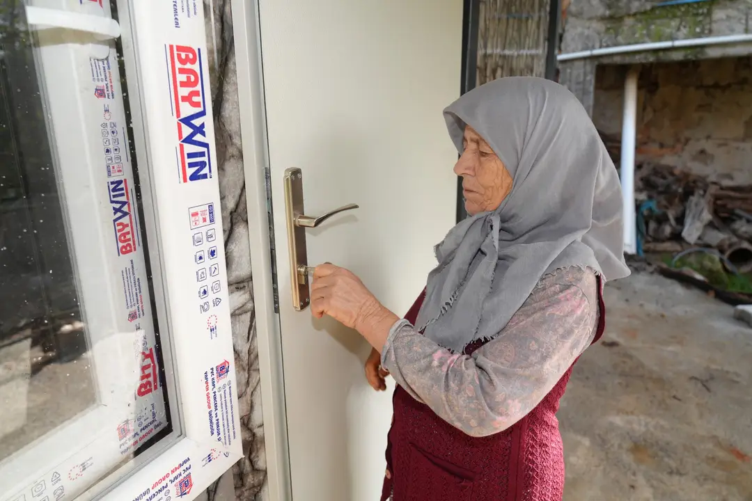 alanyada-yatalak-anne-ve-kizlarina-yeni-ev-tahsis-edildi-4.webp