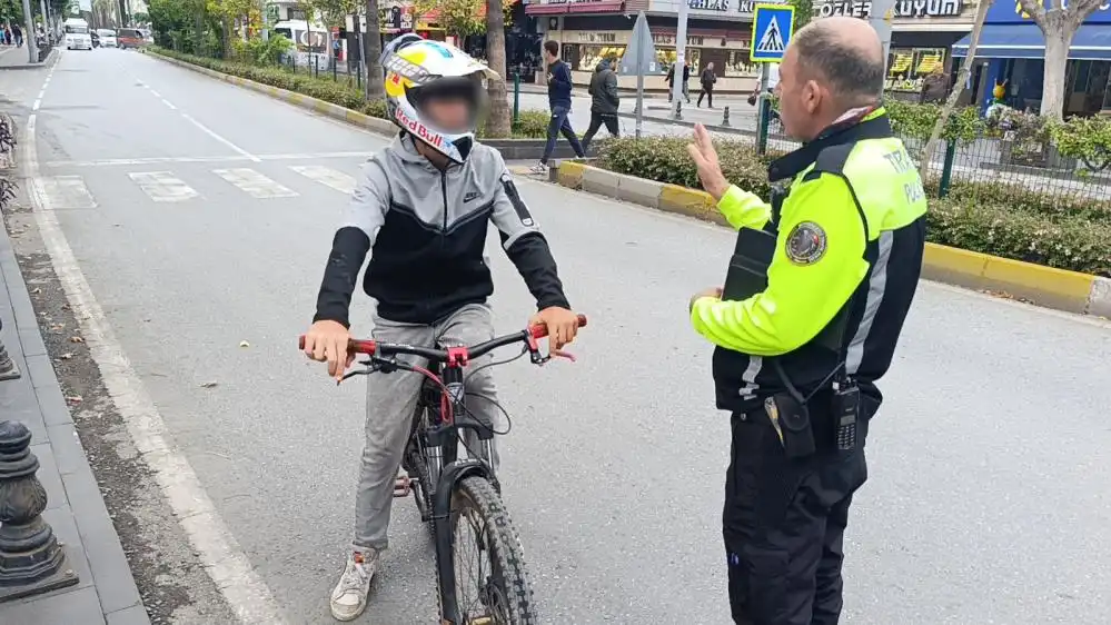 manavgatta-trafik-polisi-bisikletli-cocuga-nasihatta-bulundu-2.webp