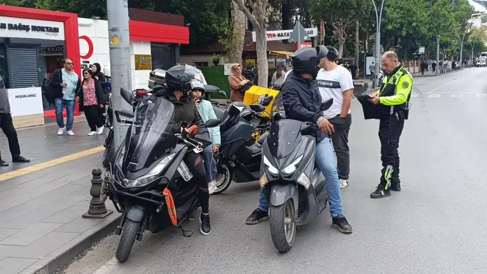 manavgatta-trafik-polisi-bisikletli-cocuga-nasihatta-bulundu-4.webp