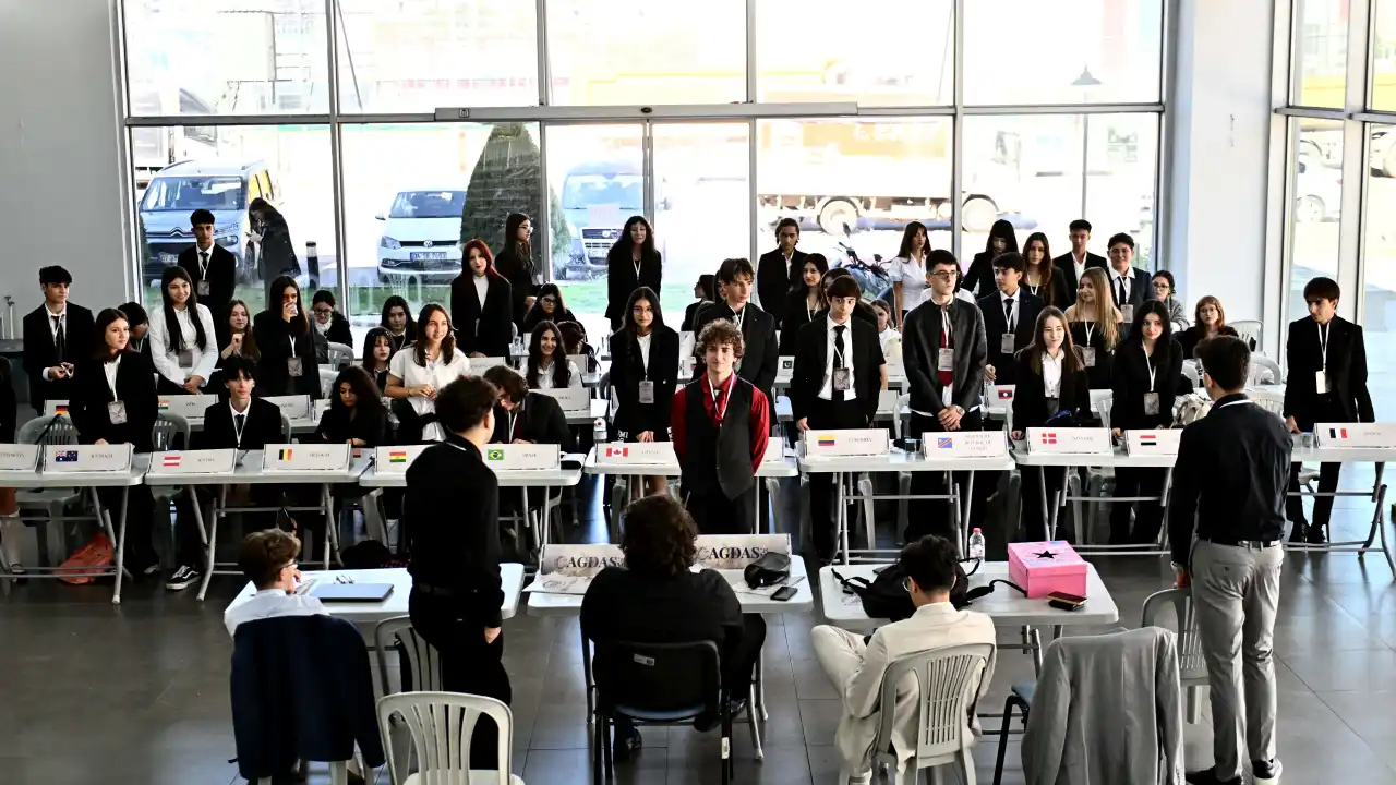 akdenizgercek-antalyada-500-ogrenci-birlesmis-milletleri-canlandirdi-3.webp