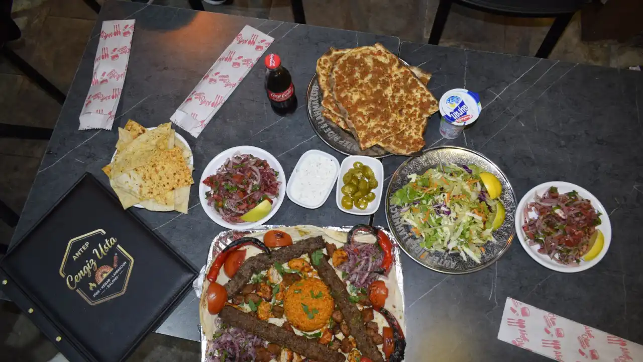 akdenizgercek-antalyada-bir-lahmacunla-doyuran-ogrenci-dostu-kebapci-4.webp