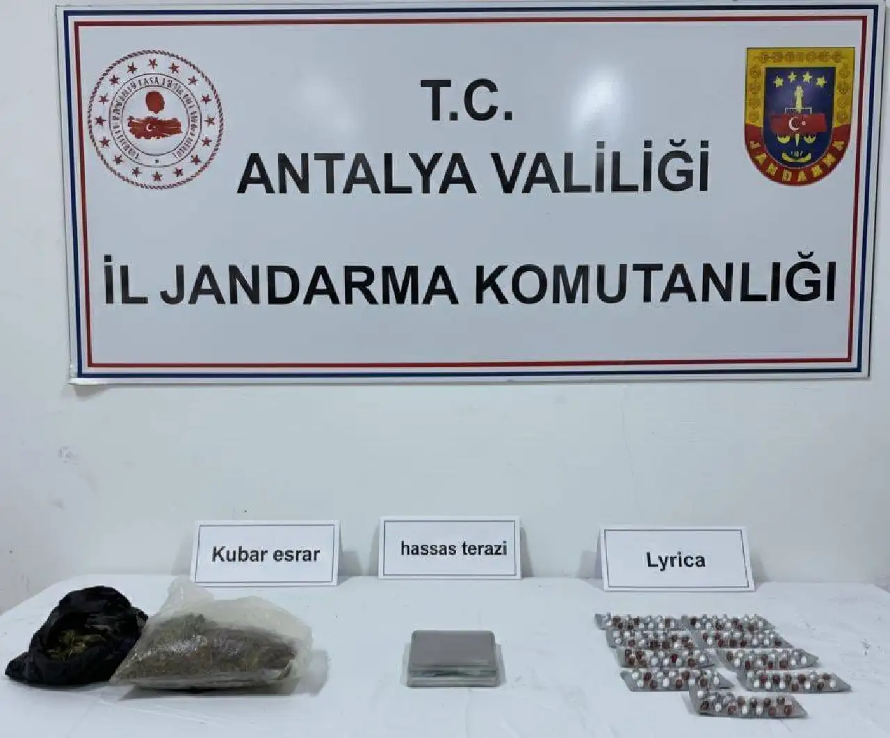 alanyada-uyusturucu-operasyonu-evlerden-cikanlar-sasirttiq12-2.webp