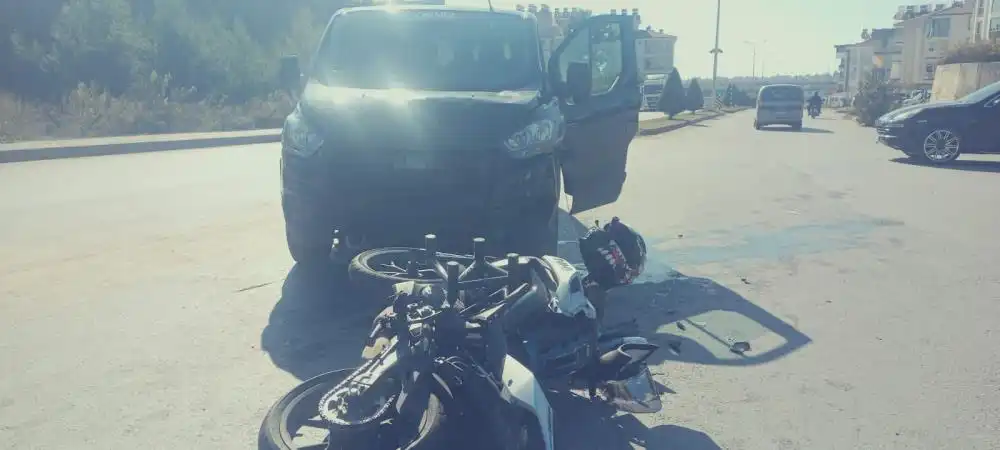 manavgatta-motosiklet-surucusu-kaski-sayesinde-olumden-dondu-2.webp