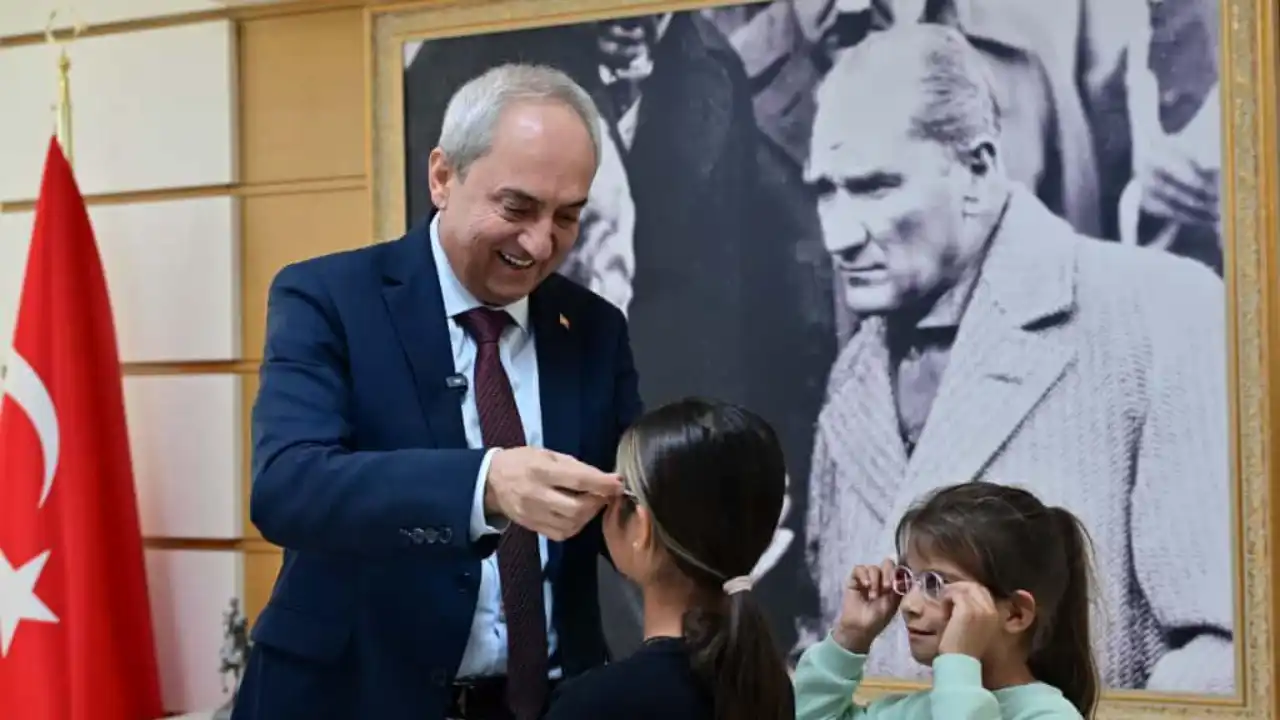akdenizgercek-kepezde-gorme-sorunu-yasayan-cocuklara-gozluk-surprizi-3.webp