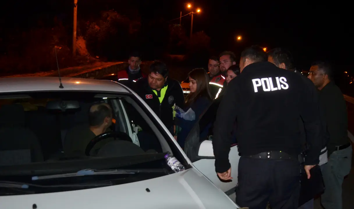serikte-4-arac-birbirine-girdi-surucu-aracta-sikisti-2.webp