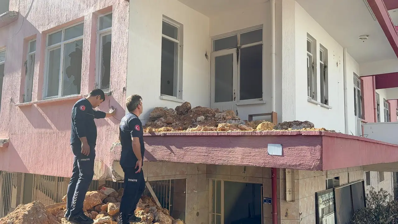 antalyada-yangin-sonrasi-sok-metruk-binada-yanmis-bedeni-bulundu-2.webp