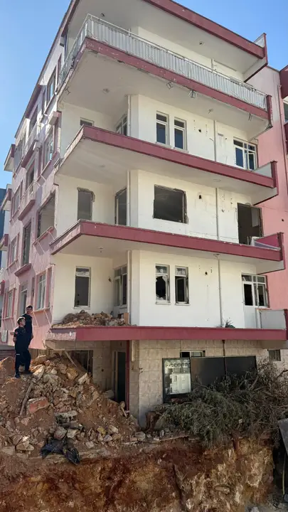antalyada-yangin-sonrasi-sok-metruk-binada-yanmis-bedeni-bulundu-3.webp