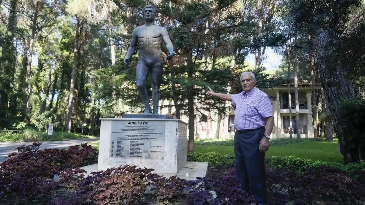 efsane-guresci-ahmet-ayika-yasam-boyu-spora-katki-odulu-2.webp