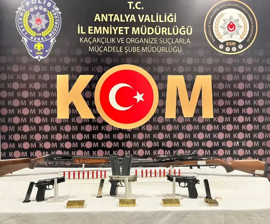antalyada-2-haftada-40-operasyon-binlerce-urun-ele-gecti.webp