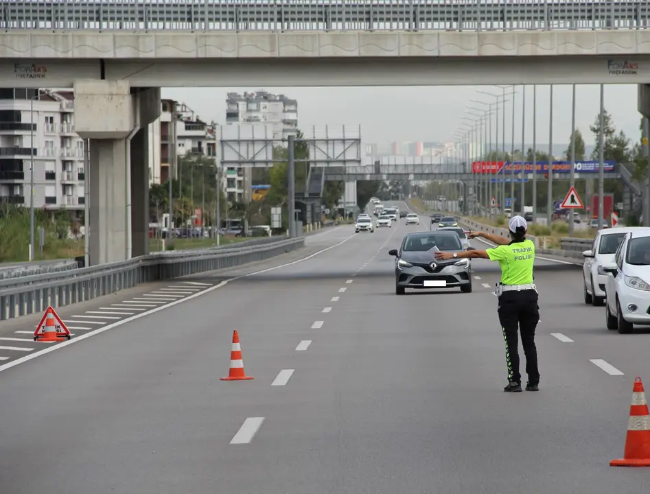 antalyada-trafik-mesaisi-65-bin-kontrol-15-bin-ceza-1.webp