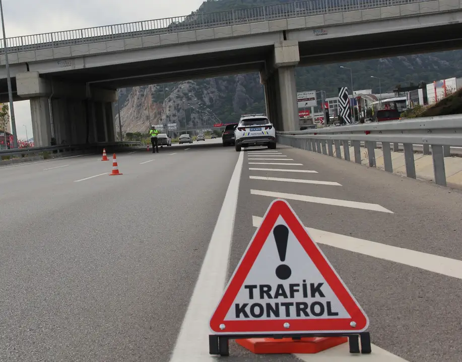 antalyada-trafik-mesaisi-65-bin-kontrol-15-bin-ceza-2.webp