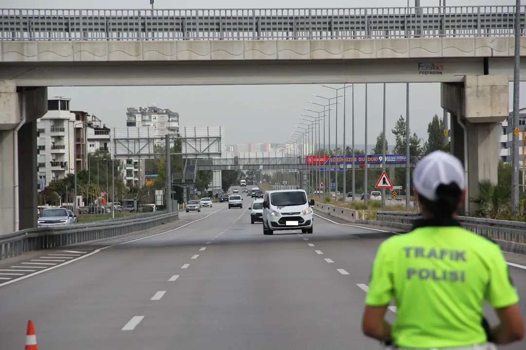 antalyada-trafik-mesaisi-65-bin-kontrol-15-bin-ceza-4.webp
