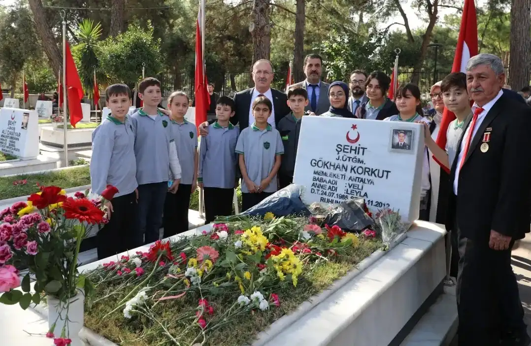 antalyali-sehit-gokhan-korkutun-kabri-basinda-dualar-edildi-3.webp