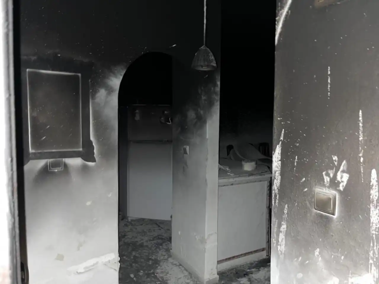 alanya-5-katli-apartmanda-korkutan-yangin-ev-kullanilamaz-hale-geldi-3.webp