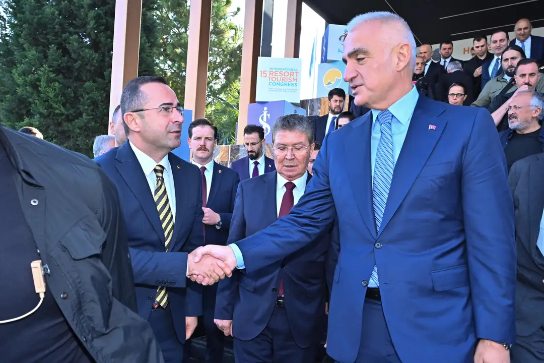 bakan-ersoy-2026-turizm-desteklerini-antalyada-acikladi-nisan-mayis-icin-uyari-yapti-01.webp