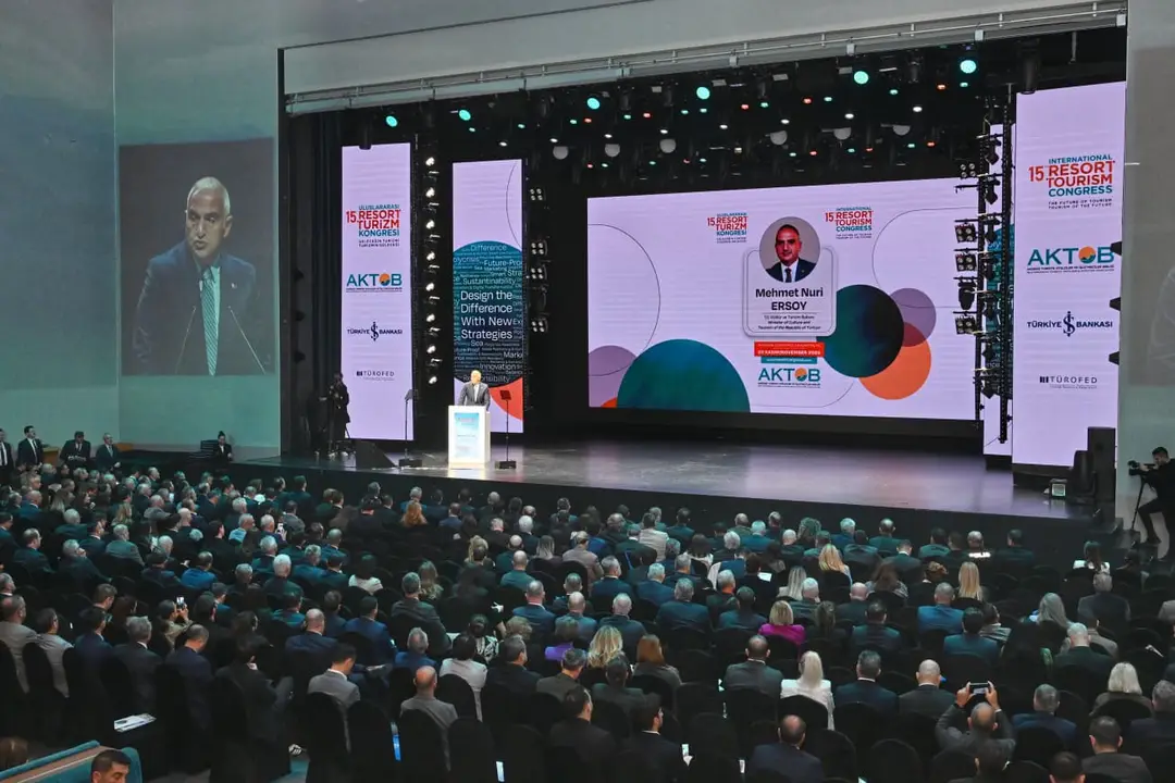 bakan-ersoy-2026-turizm-desteklerini-antalyada-acikladi-nisan-mayis-icin-uyari-yapti-2.webp