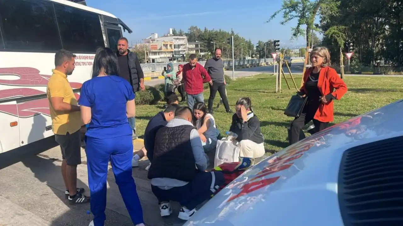 serikte-20-yolcusu-olan-midibus-ile-otomobil-carpisti-4-yolcu-yaralandi-4.webp