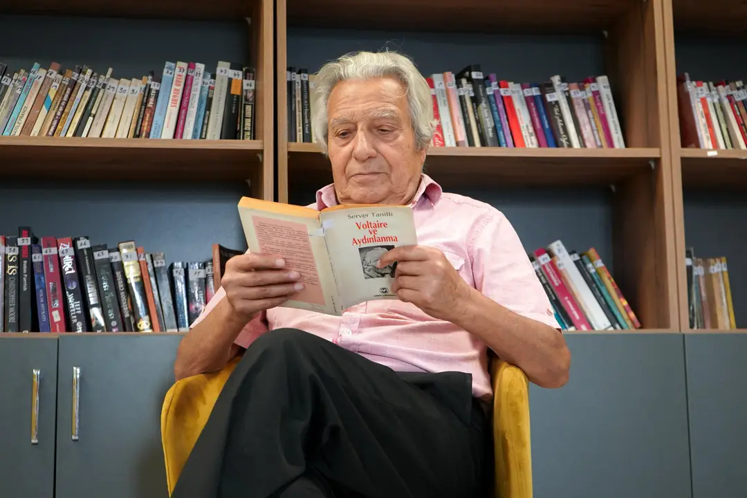 antalyada-emekli-ogretmen-yasar-kemal-ve-ruhi-su-anilarini-kitaplastiriyor-4.webp