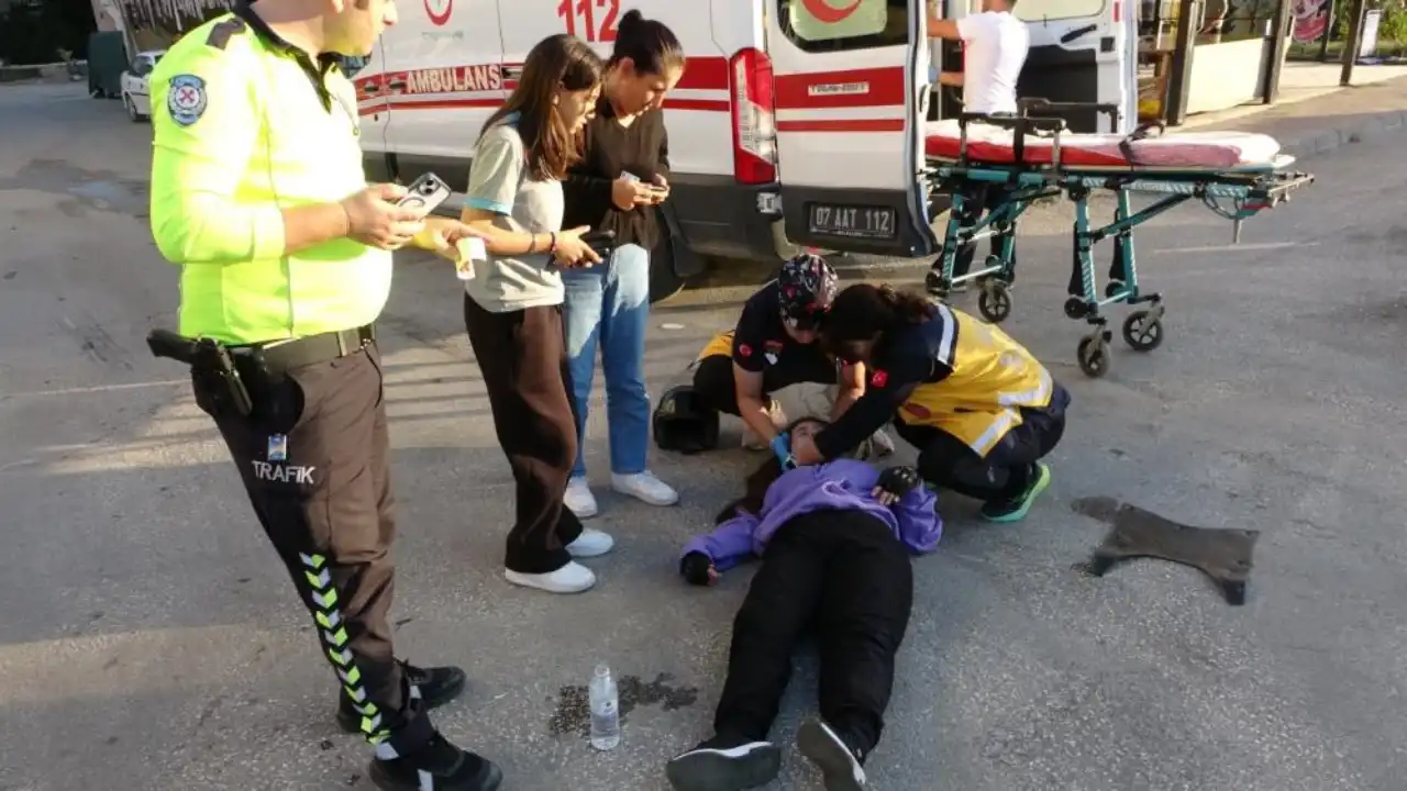 manavgatta-otomobil-ile-motosiklet-carpisti-motosiklet-surucusu-savruldu-2.webp