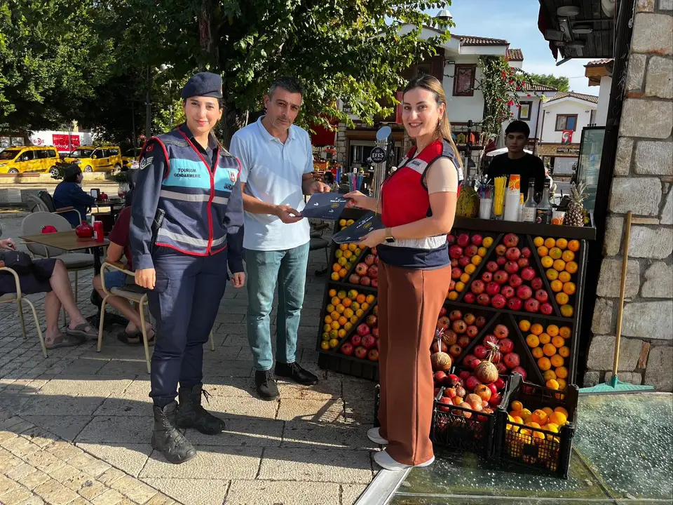 manavgatta-jandarmadan-kades-calismasi-kadina-el-kalkamaz-5.webp