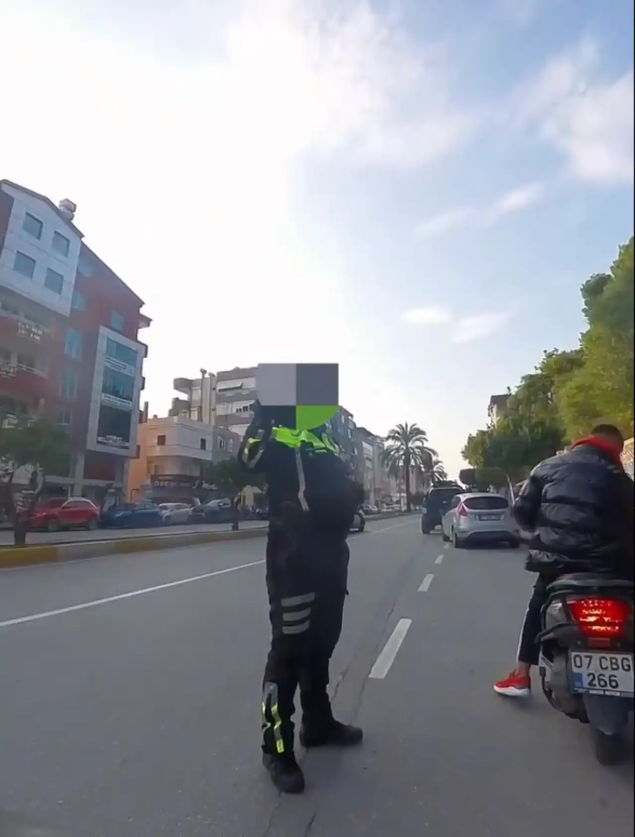 manavgatta-motosikletlinin-kaskindaki-kamera-olay-oldu-trafik-polisinin-tepkisi-guldurdu-2.webp