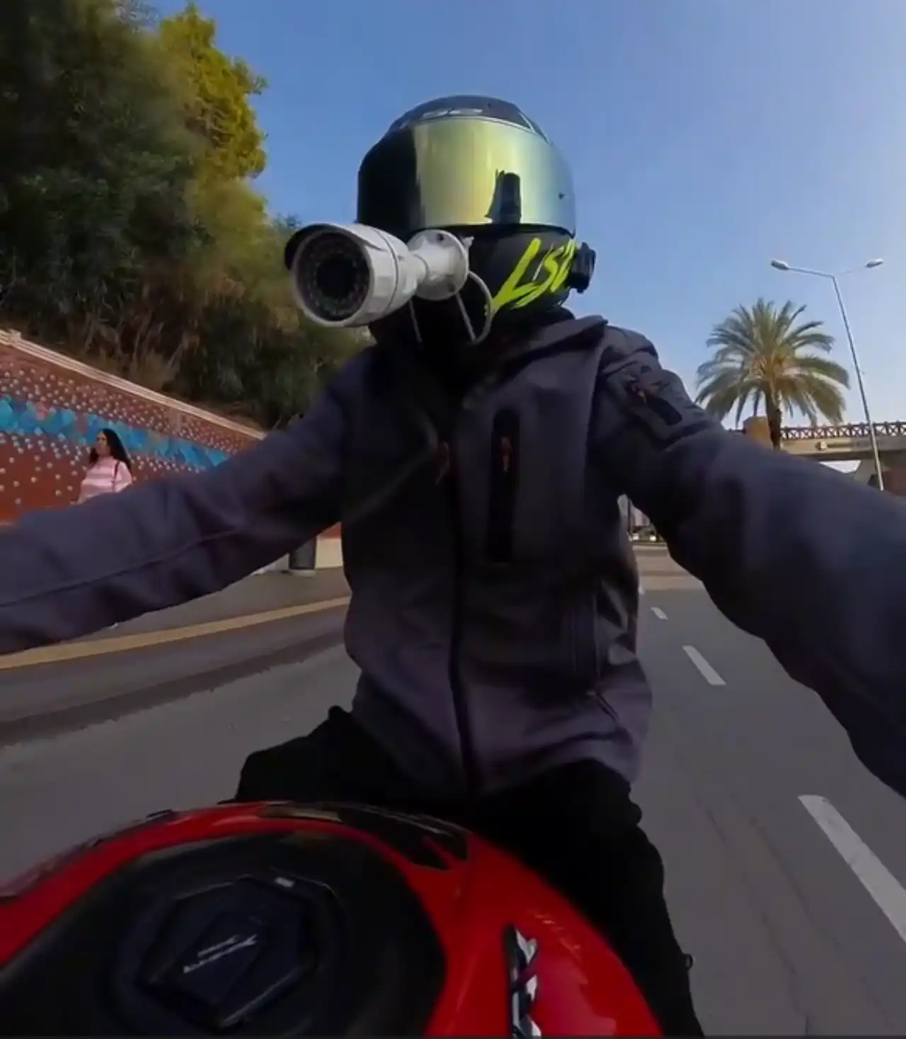 manavgatta-motosikletlinin-kaskindaki-kamera-olay-oldu-trafik-polisinin-tepkisi-guldurdu-4.webp
