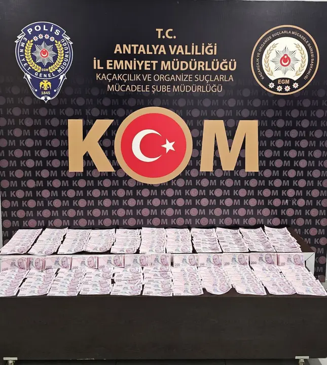 adanadan-getirdiler-antalyada-yakalandilar-273-bin-tl-sahte-banknot-2.webp