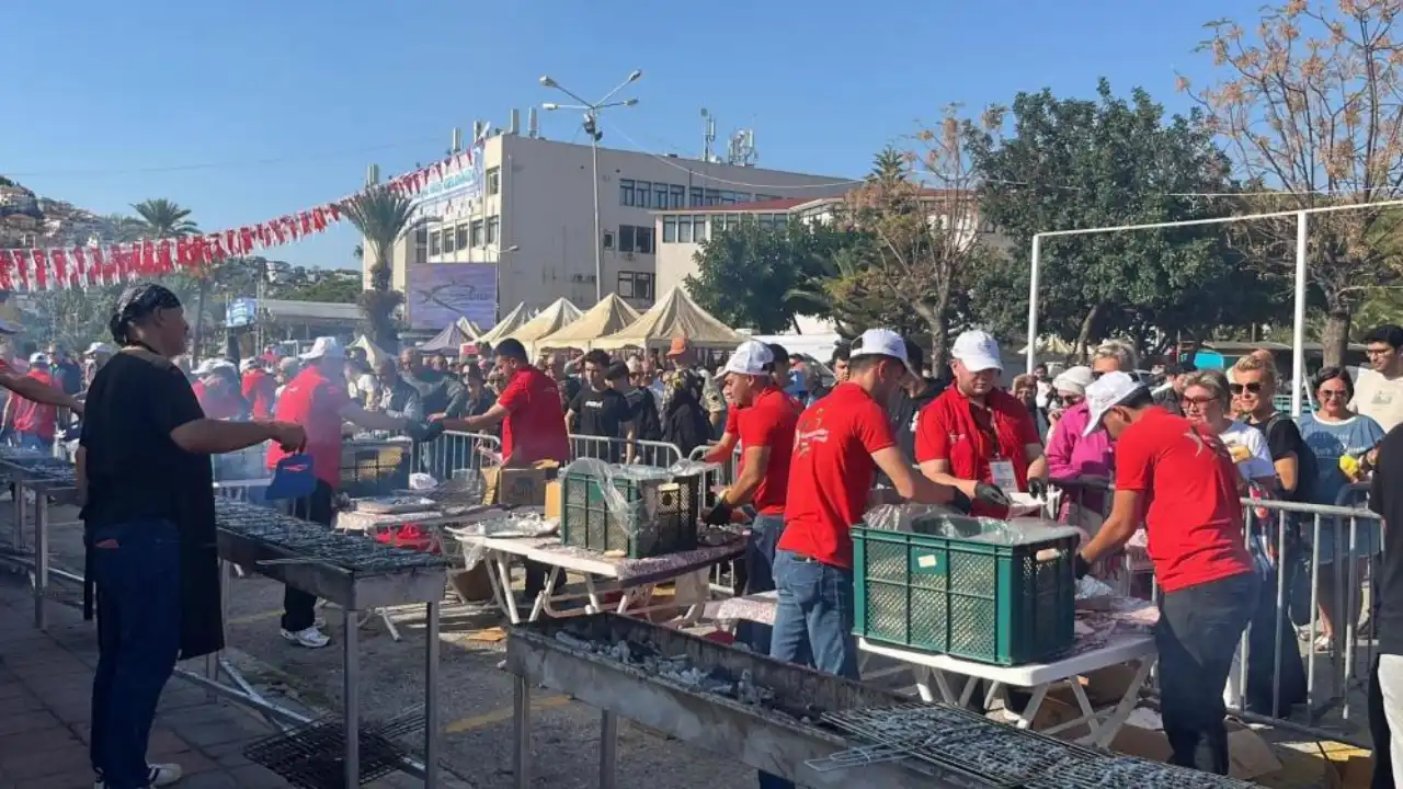 alanyada-karadeniz-ruzgari-esti-hamsi-festivaline-yogun-ilgi-2.webp