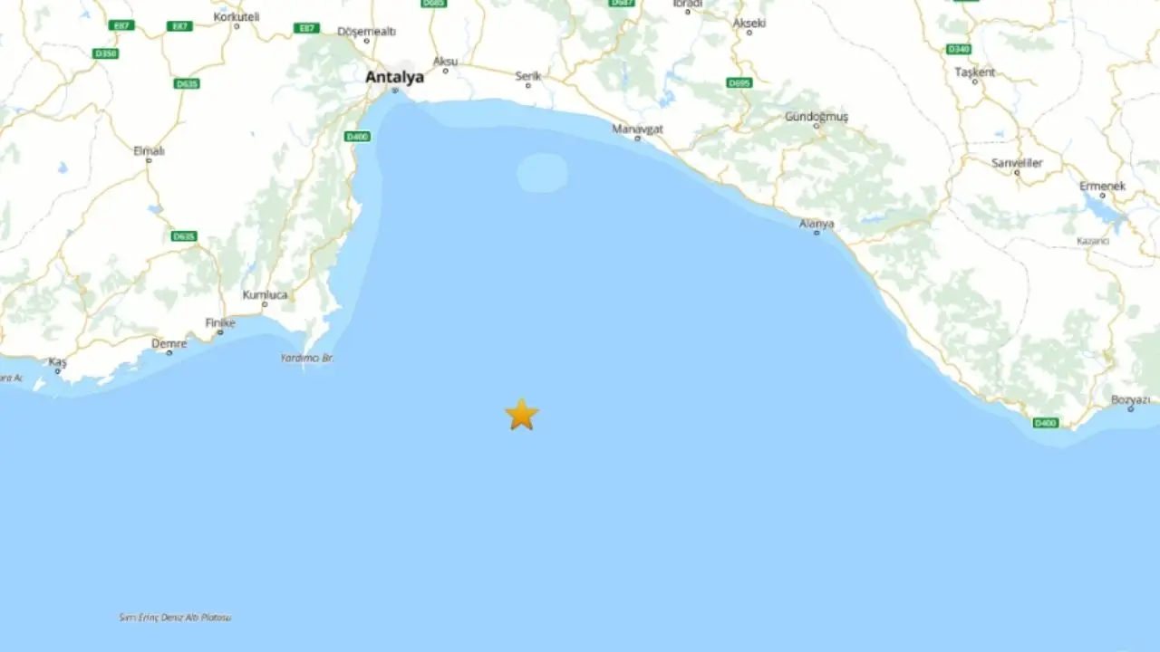 antalyada-deprem-kumluca-aciklari-sallandi-2.webp